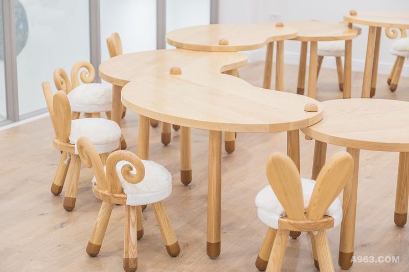 根据教学需求，我们随时需要把孩子分开组合起来，所以针对这个需求，我们设计的这款桌子，通过木质螺丝国定，取下来可以根据需求来任意连接。