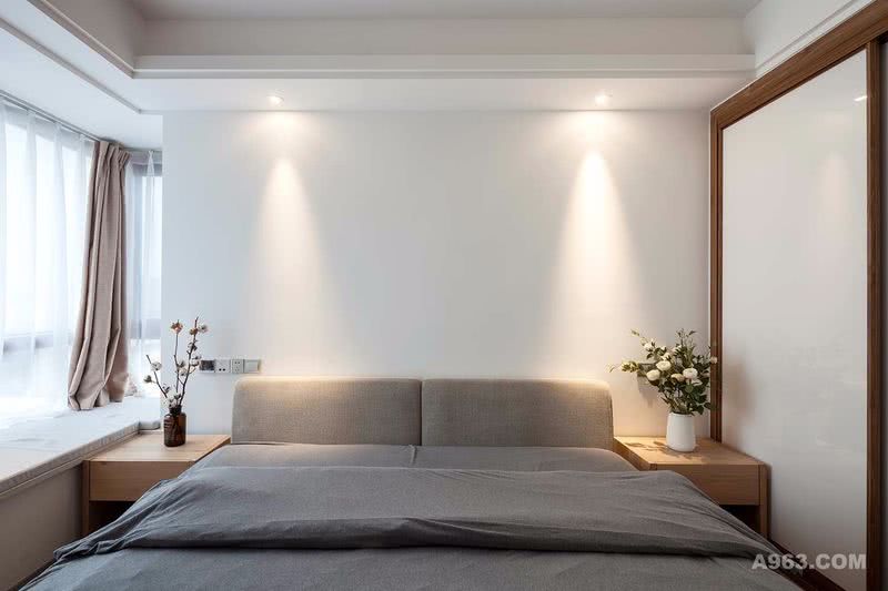 卧室以实用为主，素色的床品彰显出北欧风独有的格调。