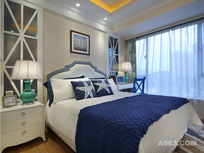  大量的蓝白元素的装点，蓝色的家具、蓝色的床品，卧室的环境清新自然，令人迷醉。