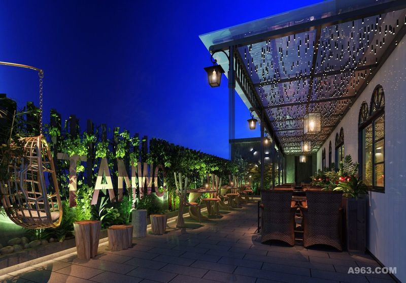 室外利用围墙改造成绿植和锈铁结合，加上钢结构的玻璃户外棚，形成鲜明对比，给人一种休闲用餐饮区。