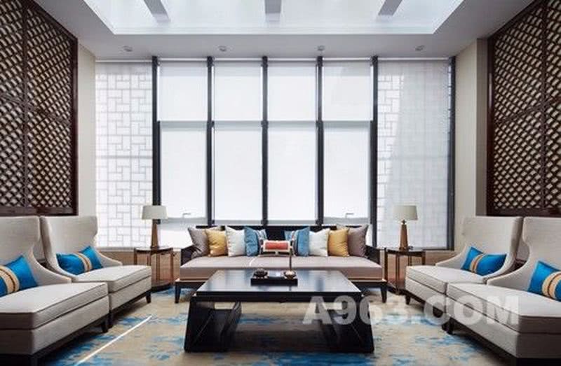 VIP区域以雅致的米白色和简化的线条打底，奠定空间的基调，为提升舒适度，沙发椅选择造型简约的现代款型，通过线条的弧度拿捏出中式的味道。