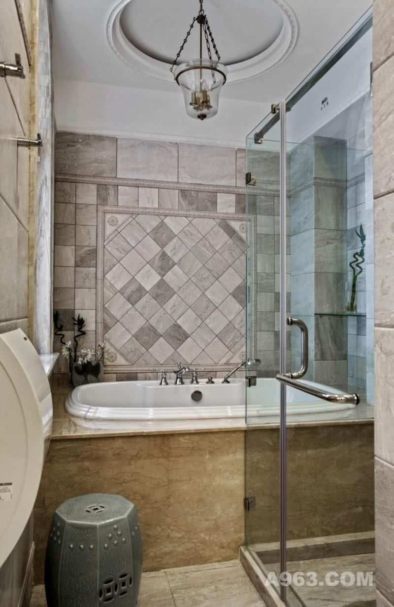【主卫】整体空间没有很大，玻璃制淋浴隔断不显阻碍，充分的置物空间，整体灰色的墙砖拼贴，实用而经典。