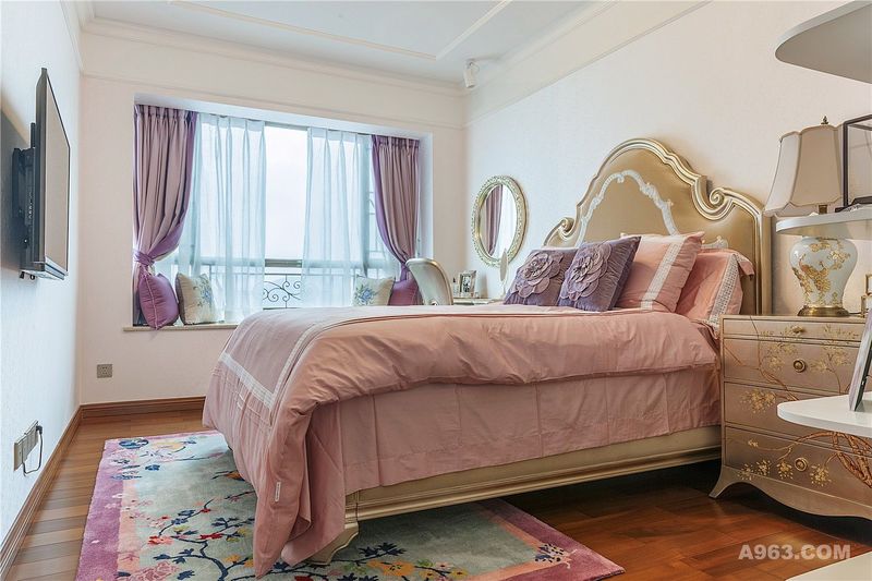 次卧3

        粉色是女孩卧室的永恒主题，对于很多人来说，它是柔情和年轻的象征，女孩们的梦想里都有这样一个童话般的粉色卧室。