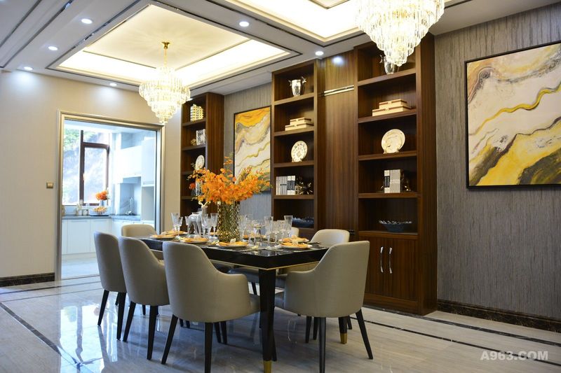 对称的餐厅柜墙，挂着如同客厅的流金系列画，让客厅的喜悦元素贯穿到餐厅。