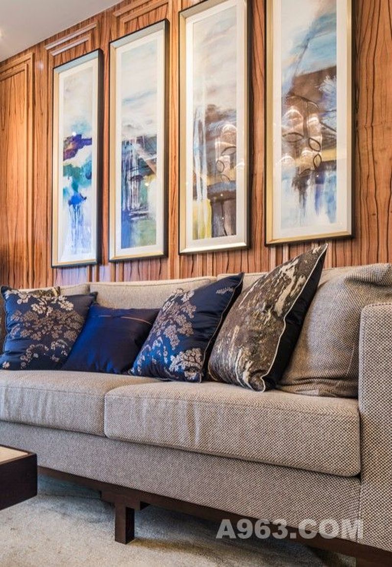 造型简洁现代的沙发以富有传统中式元素的抱枕点缀，在主题与形式上形成古今的对比与呼应。