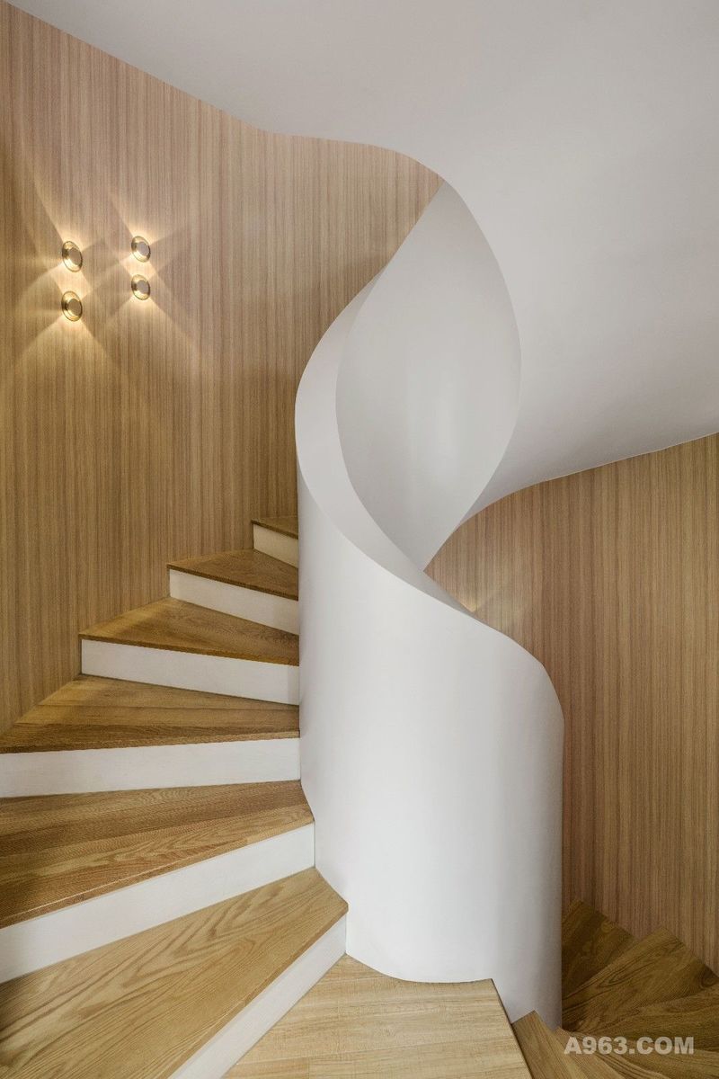 旋转楼梯延续了一层的设计语言，温馨的木饰面配合螺旋造型扶手以隐喻的手法体现了DNA双螺旋测序在精准医疗上的应用
