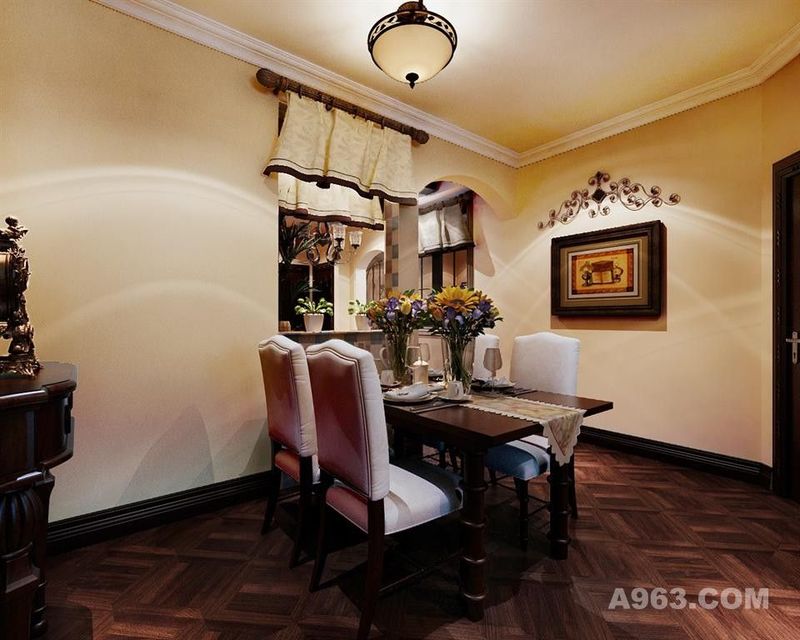 客厅以简洁明快的欧式风格满足了业主对空间环境的利用情况，嵌入式的格子柜既可以放置一些书本，装饰，又非常完美的作为电视背景墙，别具特色。米色的布艺沙发给人以舒适自然的感觉，与茶几上的黄色花朵相得益彰。茶几下面的地毯，看似低调简单，实则烘托了整个房间的大气之感。 