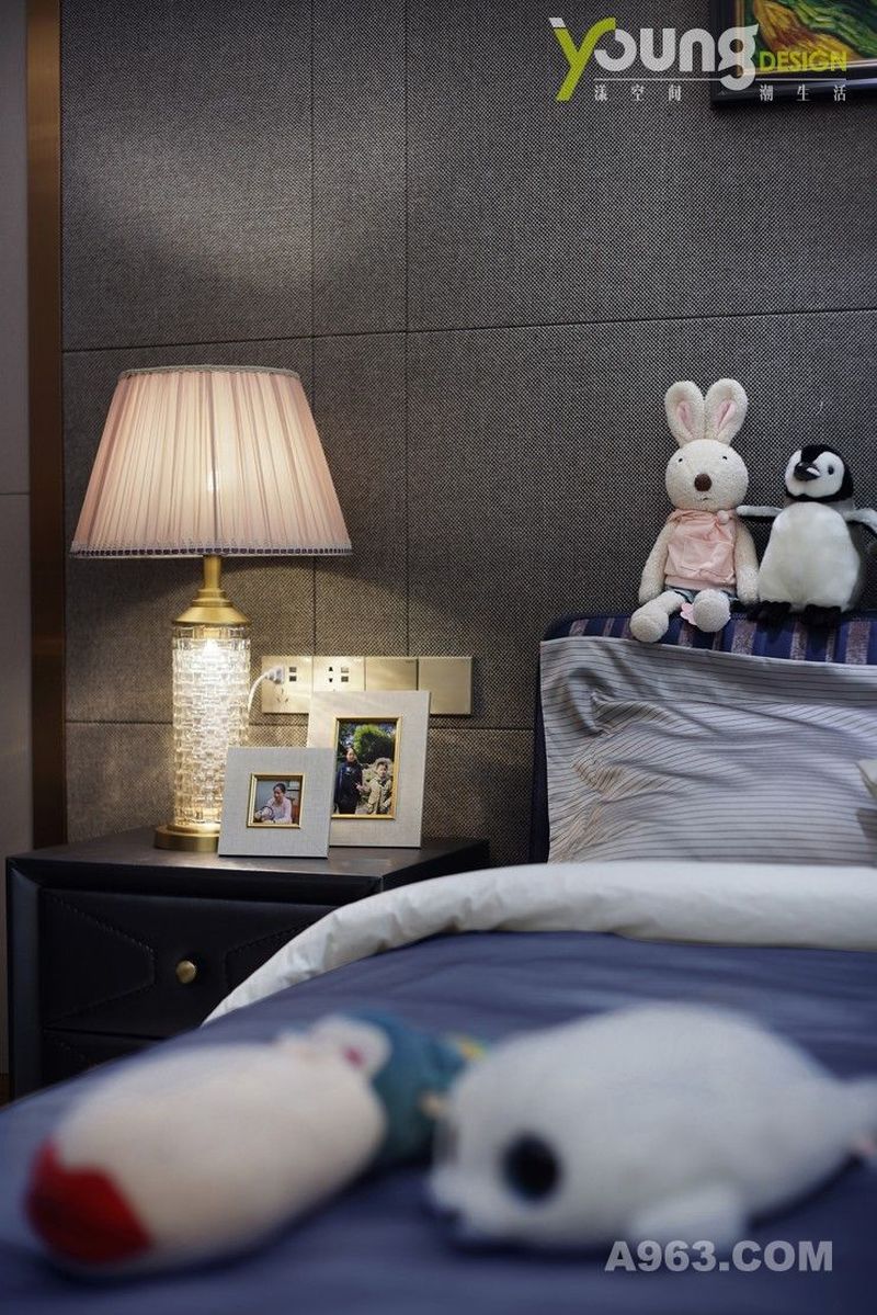 【深圳漾空间设计有限公司】漾设计Young Design——卧室的地板、墙壁、天花板的颜色都和主色调相呼应，整体呈现低调奢华之感。
