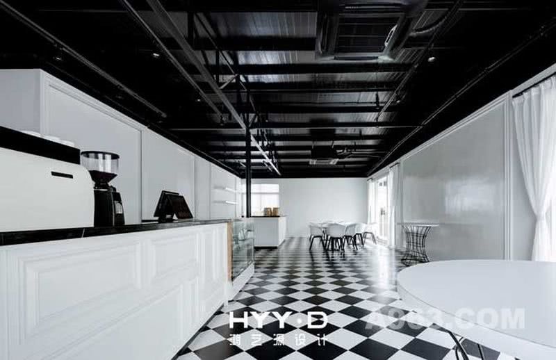 咖啡厅
 
纵深的黑白格地砖拉伸了空间，菱形结构所具有的稳定性营造出稳定和谐的几何美，与黑色天花形成了静默无声的空间对话。