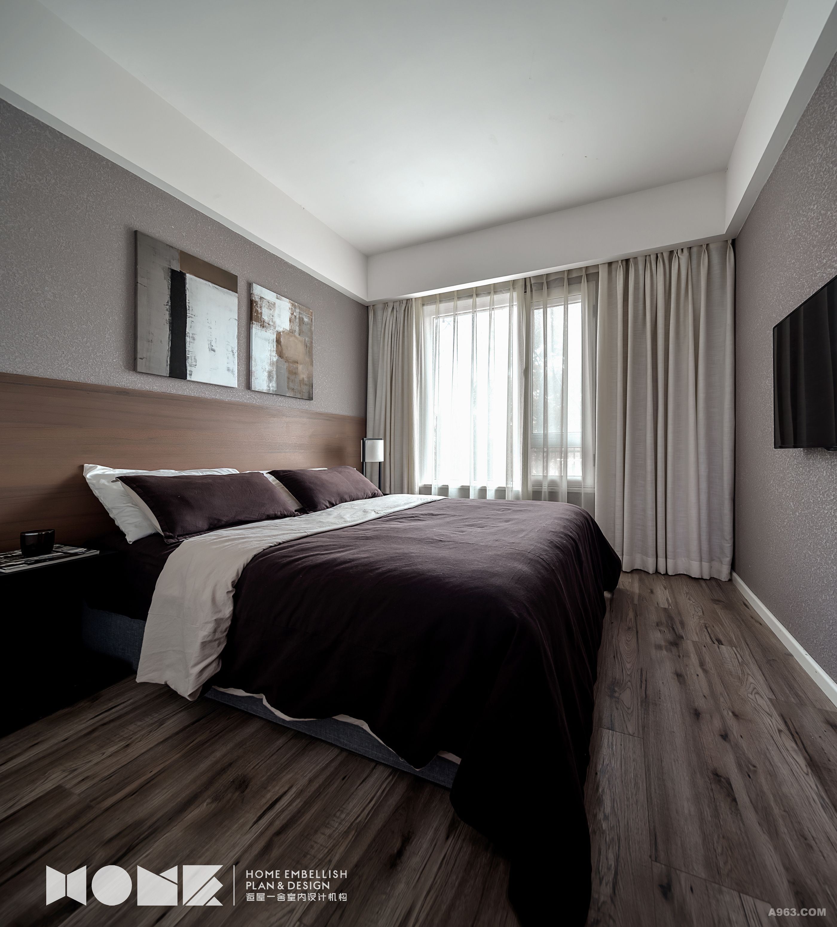 卧室在色彩的应用上采用了沉稳时尚的石墨灰，每个专属的起居空间，内心的安静才是真正的诉求。
