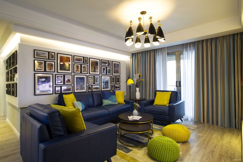 客厅：蓝色沙发与橙黄色靠枕撞击，客厅明快不失沉稳。
