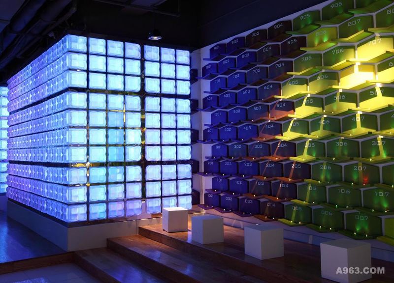 吴恙（深圳）室内设计师在深圳市鸿巢会电影主题KTV的光色运用中，采用了LED蓝绿混合而成的浅蓝色。