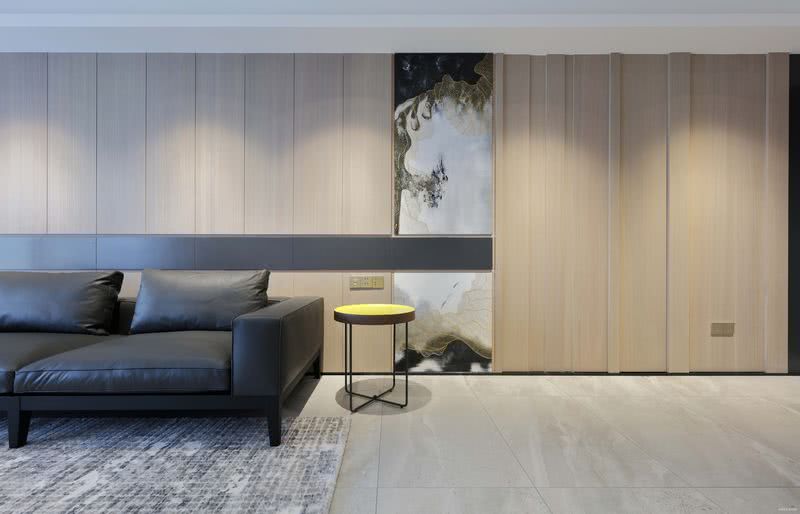 沙发一角
定制油画上墙，将客厅、餐厅连为一体的墙面做分割。增加过道面向客厅的视觉美感。