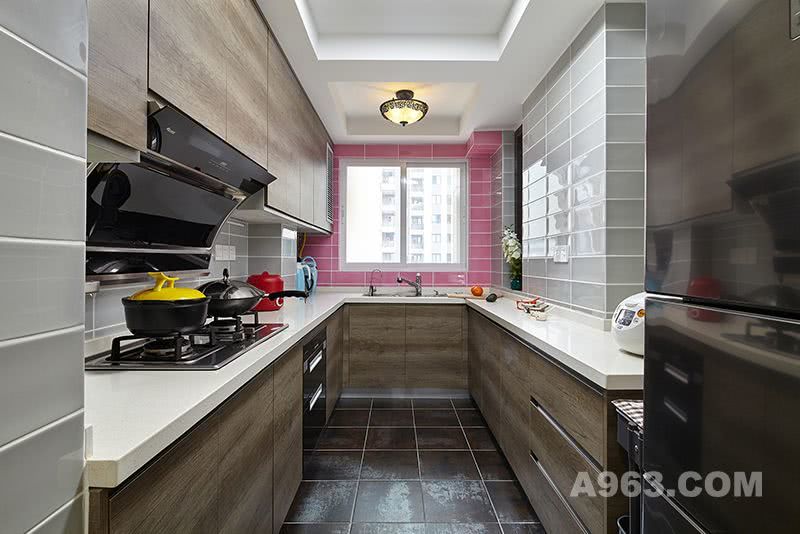 厨房运用了大胆的粉色墙面砖，摒弃了以往简约的黑白色，不仅很好的遮盖了排水管，而且还柔和了烹饪氛围。仿金属釉面的地砖，既耐脏又实用。