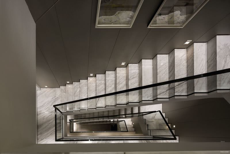 楼梯-透明玻璃栏杆的连贯设计，再辅以室内光源地灯的效果，让公共空间更通透，更流动。