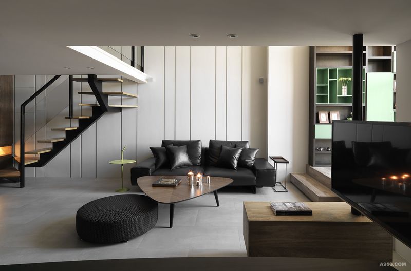 利用黑白色系做為視覺呈現，呼應靜謐且簡約感的設計私宅。