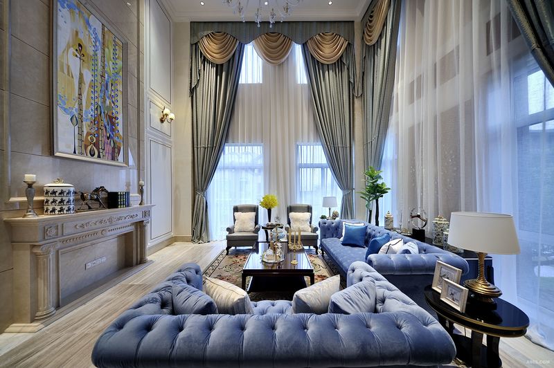 罗兰紫的背景墙及镜面配饰延续着欧式浪漫的主题，现代欧式的家具仍然可以感受传统的历史痕迹，同时又摒弃了过于复杂的肌理和装饰，简化了线条。