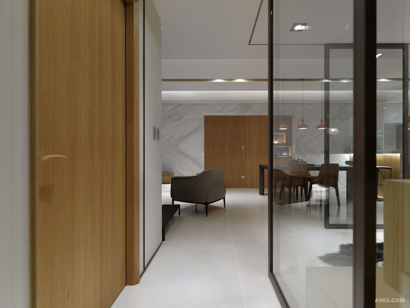 窄長的廊道視野，透過書房牆面的穿透式規劃，拓寬視覺尺度更加放大空間。