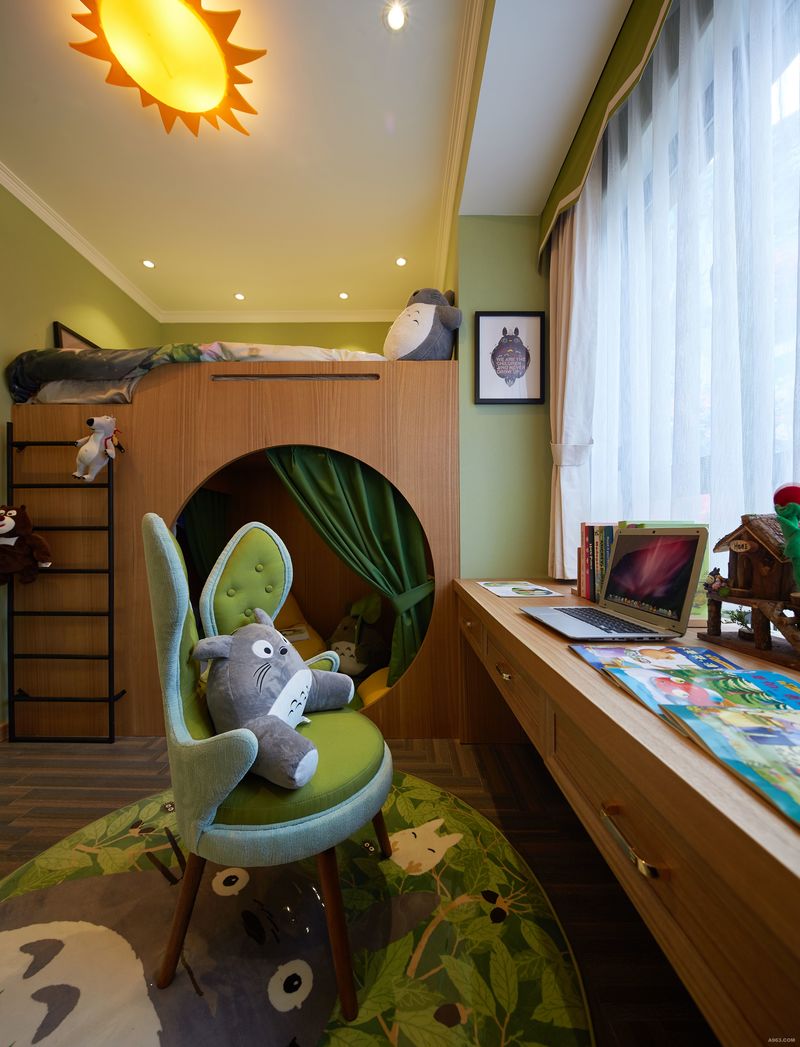 男孩房实景图 : 
房间充满了萌芽的新绿，纯洁干净又充满童趣。