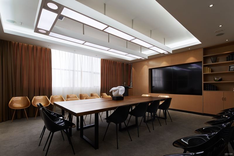 会议室 ： 
两长两短的柚木桌，可拆可分，随需组合，实现会议、课程、活动功能的自由切换。