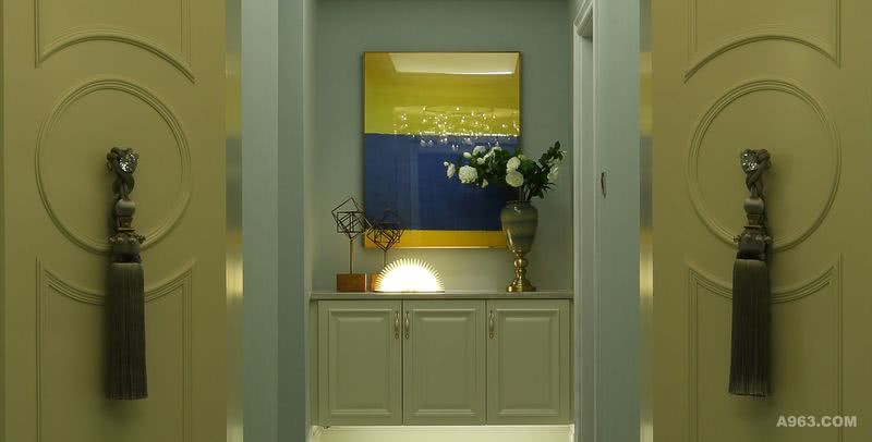 走廊端景
蓝与黄色的对撞成就了雅致空间的一抹彩！