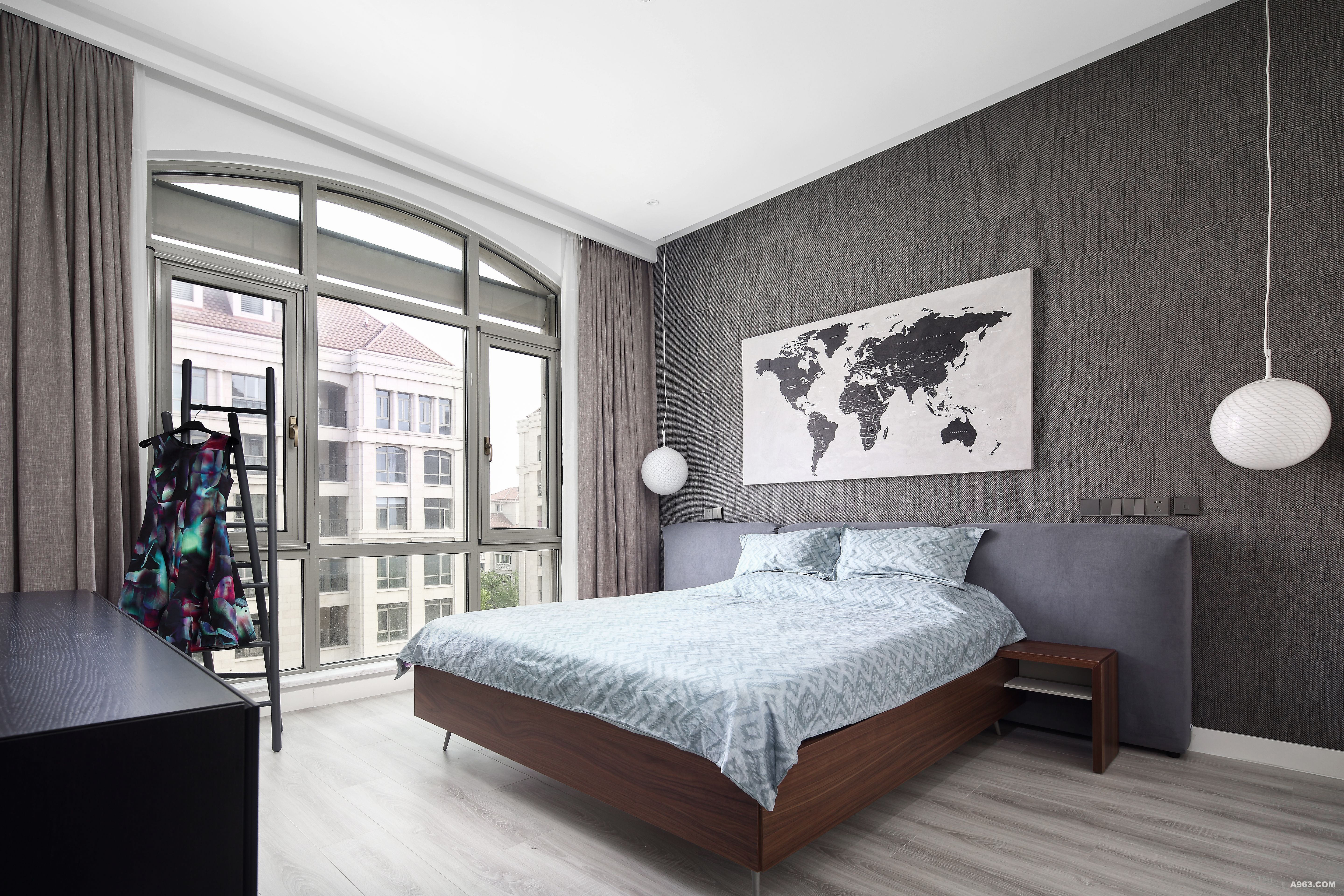 简约的背景墙，以灰色为主色调，床的结构也是以简单为主，各种简约搭在一起，产生了不同的效果，给人一种严肃又不失格调的空间感。