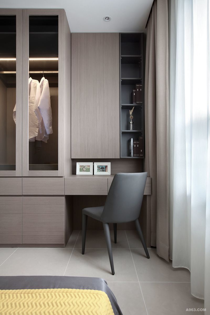 [客房]
牆面設計分割整合臥室機能，以黑鐵增加櫃面細節，結合收納及展示設計。