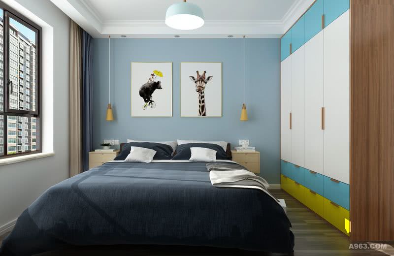 这个视角看去，墙、顶、柜三面白色形成的立体空间，装饰画与主体颜色保持一致，背景墙与衣柜门的蓝色，地板与衣柜侧板的木色在颜色上又做了呼应，使视觉效果更加清新自然。