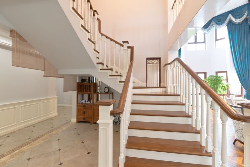 楼梯间的设计，材质与造型元素依旧风格延续