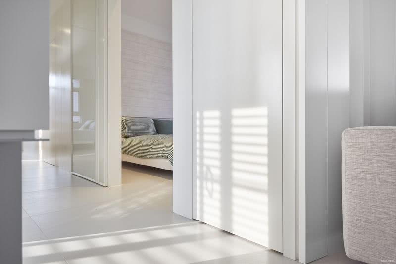 略为后退的卧房可适当地与直晒的日光保持距离，还可使用拉门来隔绝日光或保持隐私。