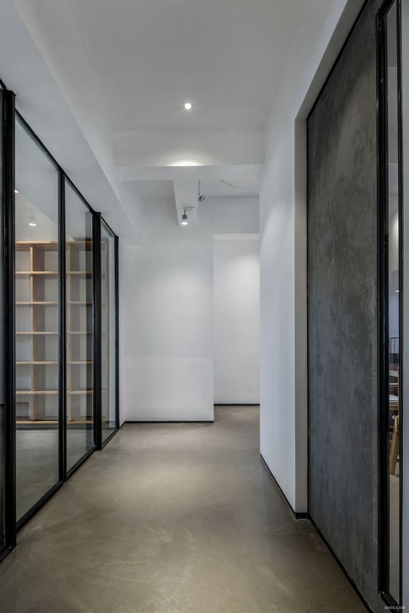 黑色不锈钢踢脚线勾勒素白墙面的空间立体感，虚实结合的滑门，让空间既通透又私密。