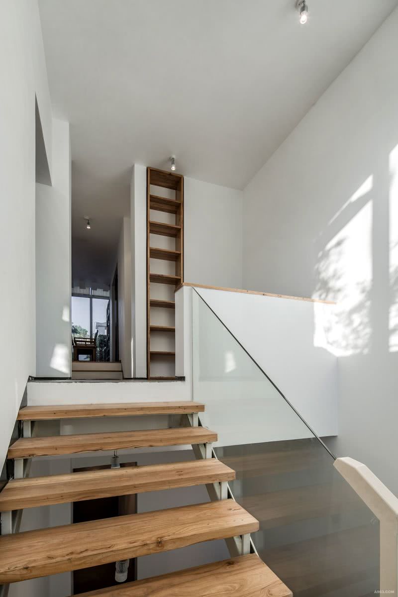 主楼梯为加盖部分，让空间更通透，将楼梯设计成了透空处理，在楼梯顶部设置了休闲区缓和交通流线。