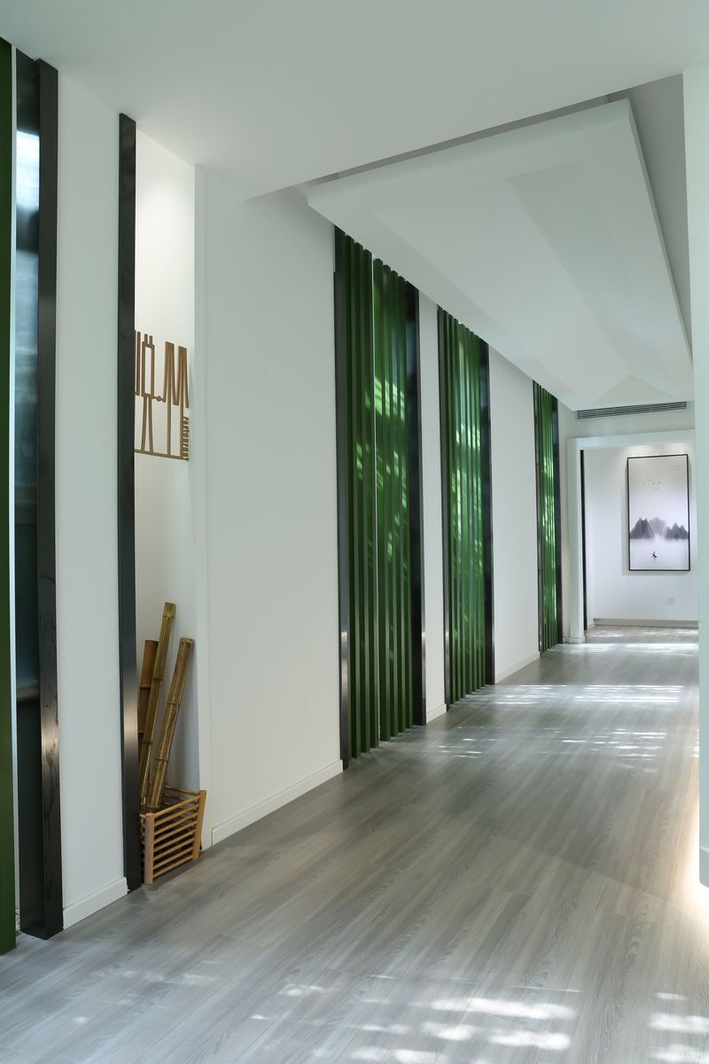 走廊
排窗前面用了意形的方管喷塑成竹绿色，顶天立地的竹子势态；同时3根1组的排列，意指气象学中“三”为雾的符号表示；营造人入晨雾竹林之境，让心放松而安闲。