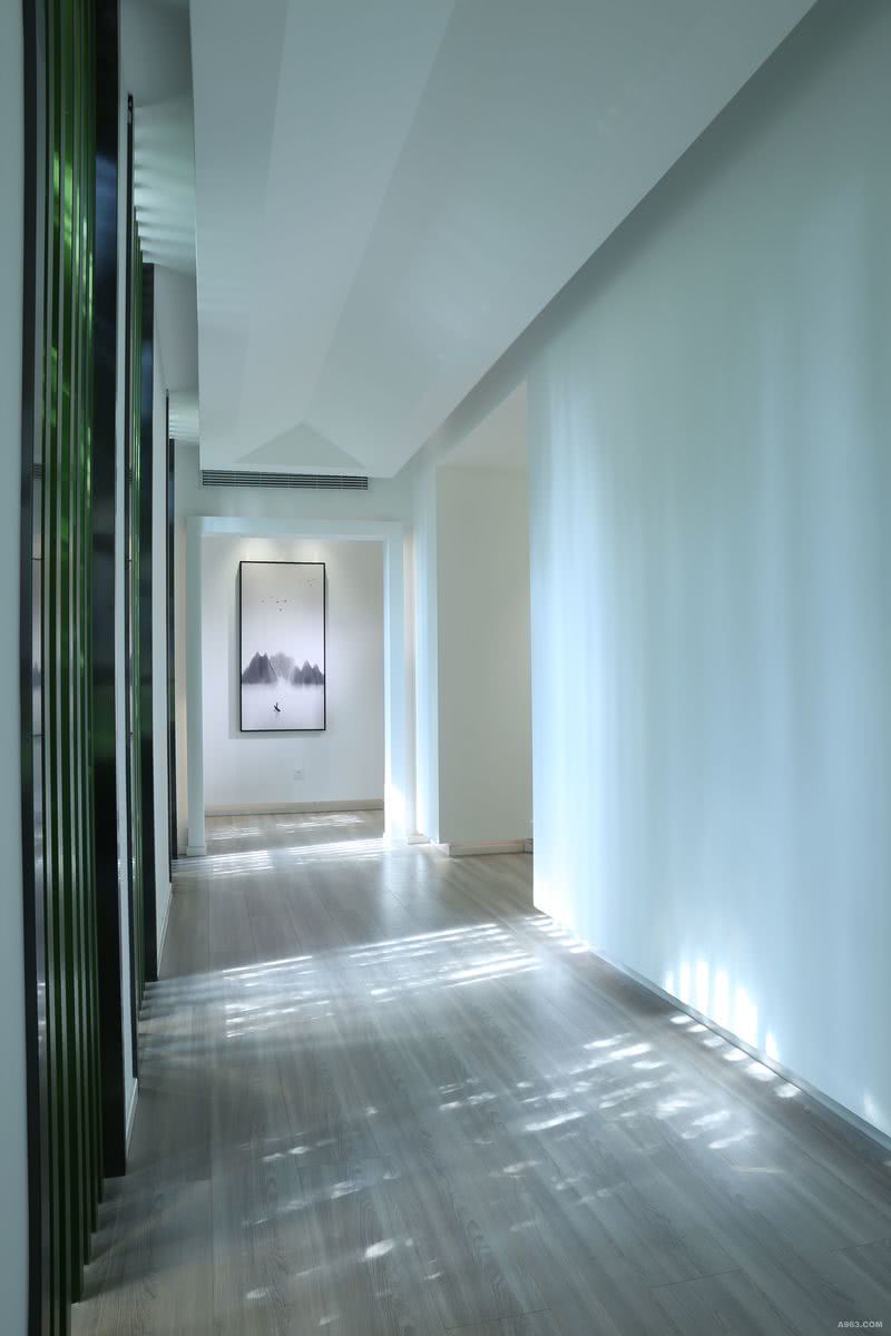 走廊2
自然光透过窗子随着一天时间的推移变化，把结构竹子，在地面上产生了光影和虚实空间的玄幻交错。