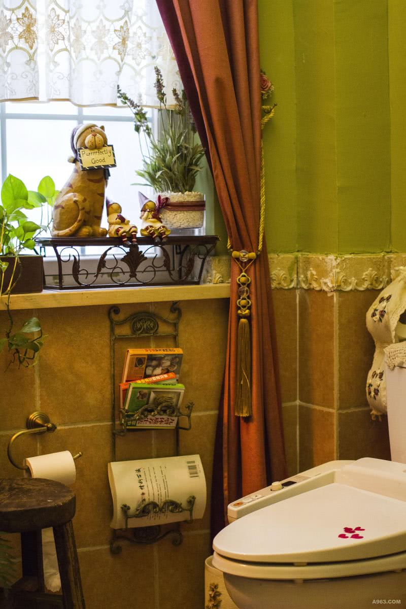 一楼客卫洗手间利用绿植和趣味玩偶布置