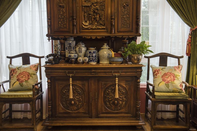 法式餐边柜为原先家中所用，配上中式椅子和瓷器别有一份韵味
