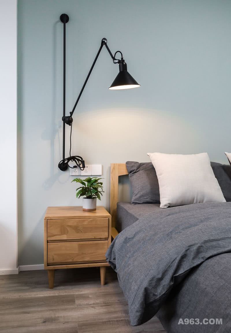次卧更为简约，原木色的家具搭配灰色的床品，柔和且有质感。