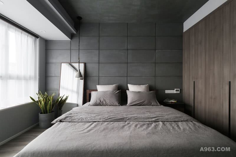 主卧以灰色调为主，简洁大气、灰色的床头背景、灰色的床品，打造适合睡眠的安静气氛。床头的穿衣镜，扩大空间，既有实用性又有装饰性。
