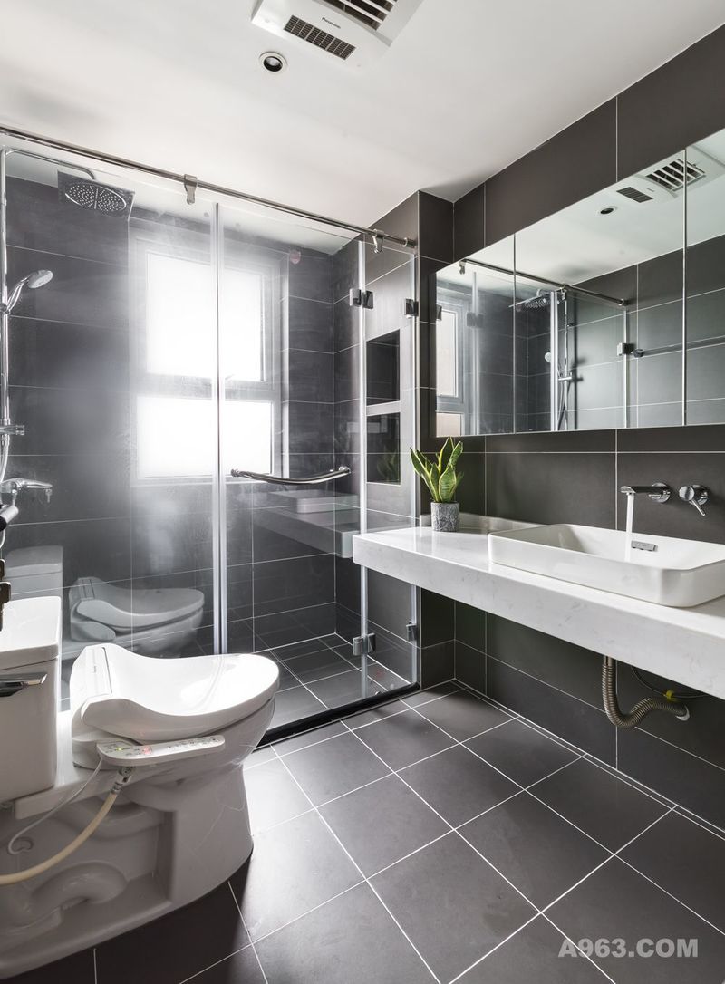 卫生间采用玻璃淋浴隔断，大气简约，灰色调的砖跟白色的卫浴很是般配。
