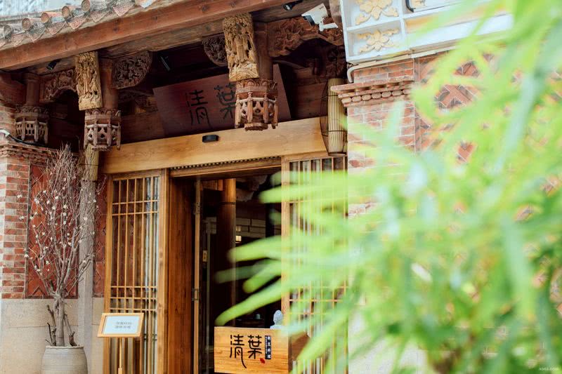       大门没有试图用强烈的日式元素覆盖原有的建筑装饰，而是采取符号式的装饰，点到为止的阐述店铺类型。并和原有建筑融汇出和谐的东方美感。
