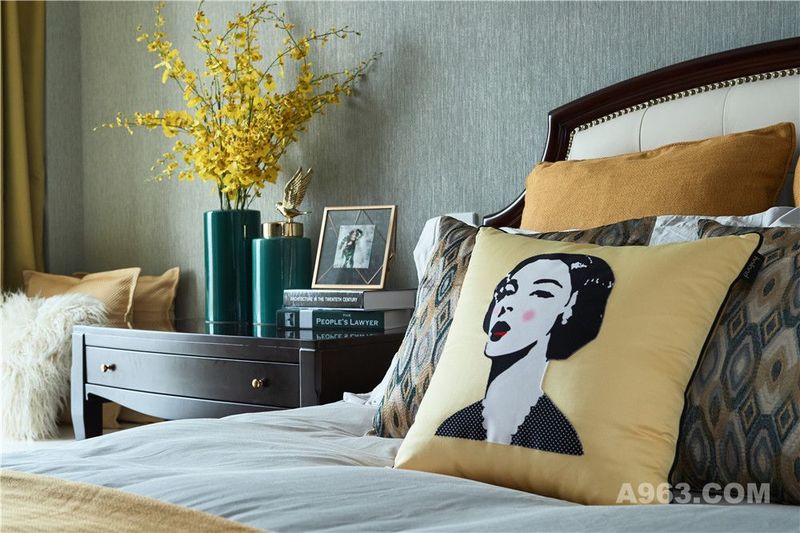 次卧：
稳重不失品质的深色家具，加以温馨的黄色系，明亮而具有雅致。