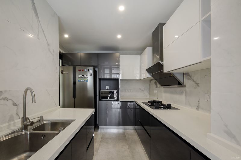 白色高柜，黑色矮柜搭配暖灰的地砖和雅白的墙砖，厨房这个原本应该是烟火气息浓重的空间也可以同样的雅致有趣。