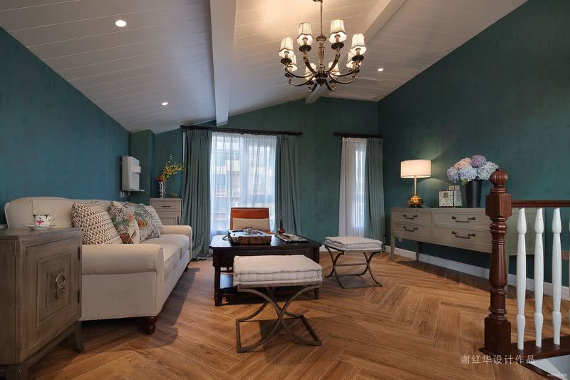 茶室延续优雅的蓝色调子，精致花艺与点缀恰到好处的花卉布艺，搭配靓眼的橙色沙发，给予视角感官新的诠释。