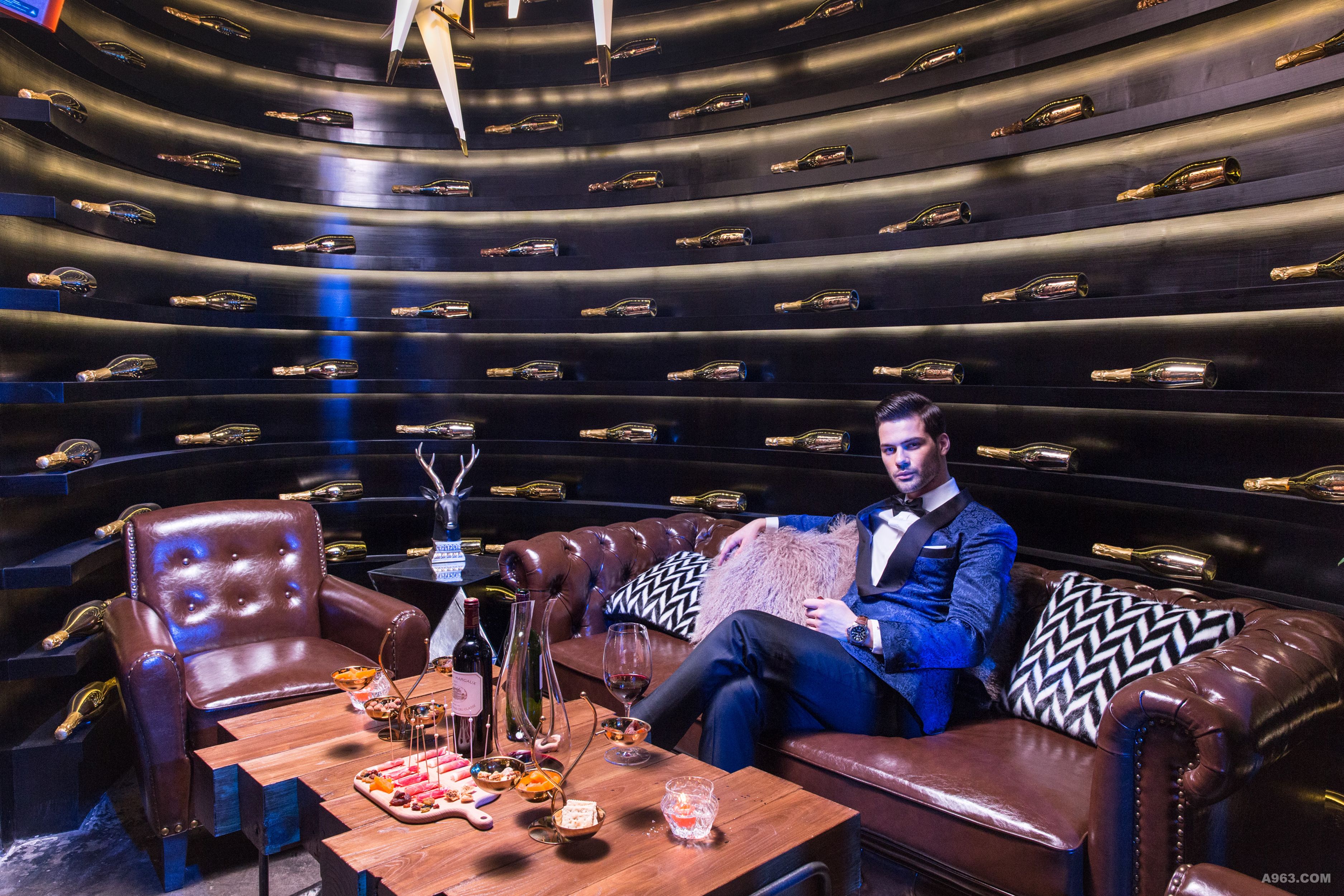 VIP品酒区是一个椭圆的的半开放空间，黑色的背景，层层金色的灯光，让空间具有强烈的视觉张力。