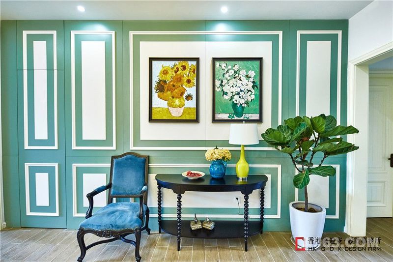 门厅，浅绿色护墙板，搭配挂画和绿植，让人如沐春风。隐形门的设计弱化了原来一入户的卫生间。