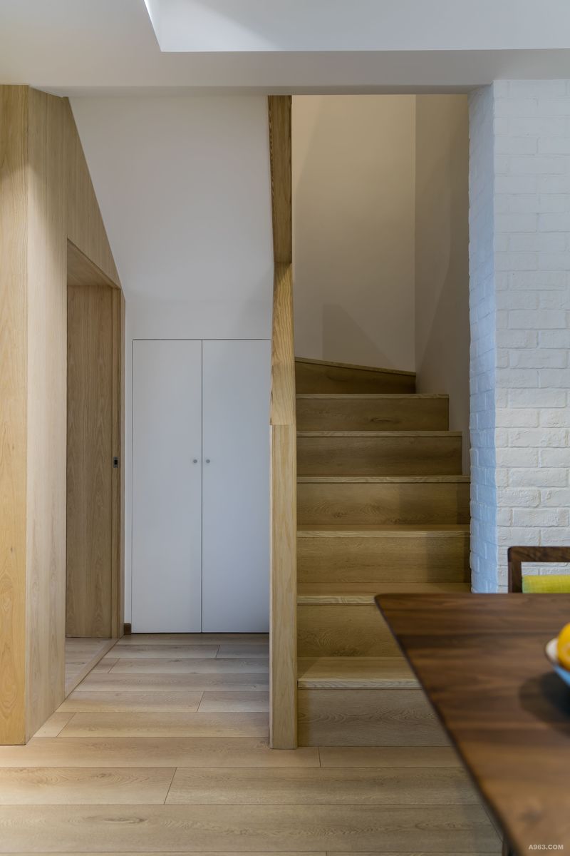 设计师为了让客厅空间更加方正宽敞，将原来在客厅的楼梯改建到了原来主卫的门口，楼梯的结构设计与整个客餐厅的风格完美融合，浓浓的日式原木风的感觉