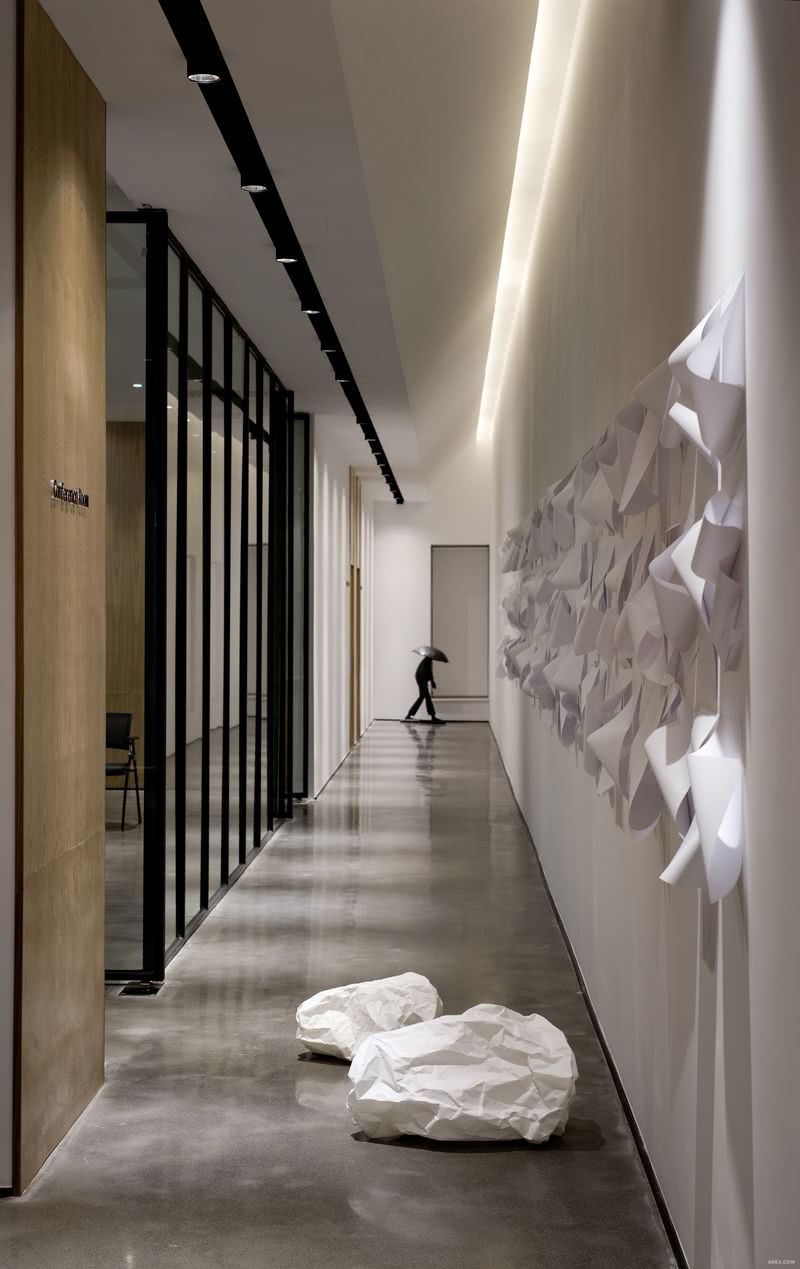 白色纸片做成的艺术装置，让走廊变得充满艺术气息。