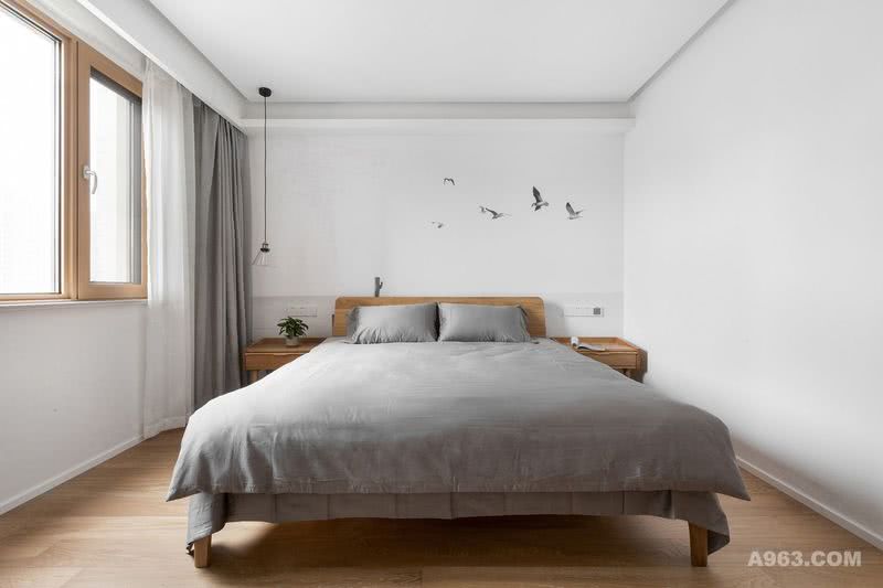 主卧室装饰极其简单，白色的墙面搭配灰色的床品营造出清爽的栖息感，床头一抹绿意，让空间增添暖意。