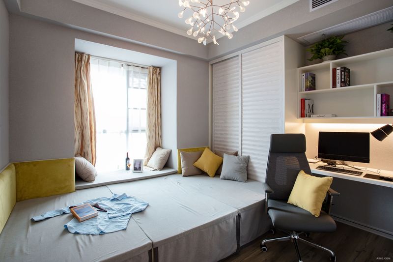卧室采用榻榻米设计，功能强大，实用性高，可合理利用空间，暖色的灯光以及明黄色软包靠背让空间时尚而又温馨。
