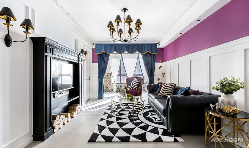 跳跃的紫色和蓝色的丝绒窗帘，不仅产生强烈的对比和碰撞，而且同时也为空间增加了不少活力。客厅角落，纯黑镶金的落地灯，微微的灯光，温馨的氛围，让人有想快点回家的感觉。
